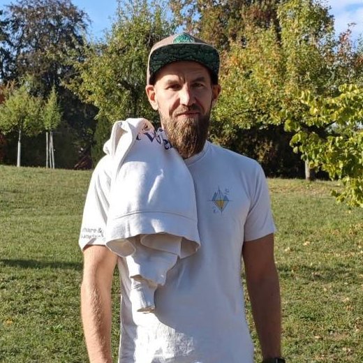 Eddy Diringer im Park, mit Cap und Pulli über der Schulter